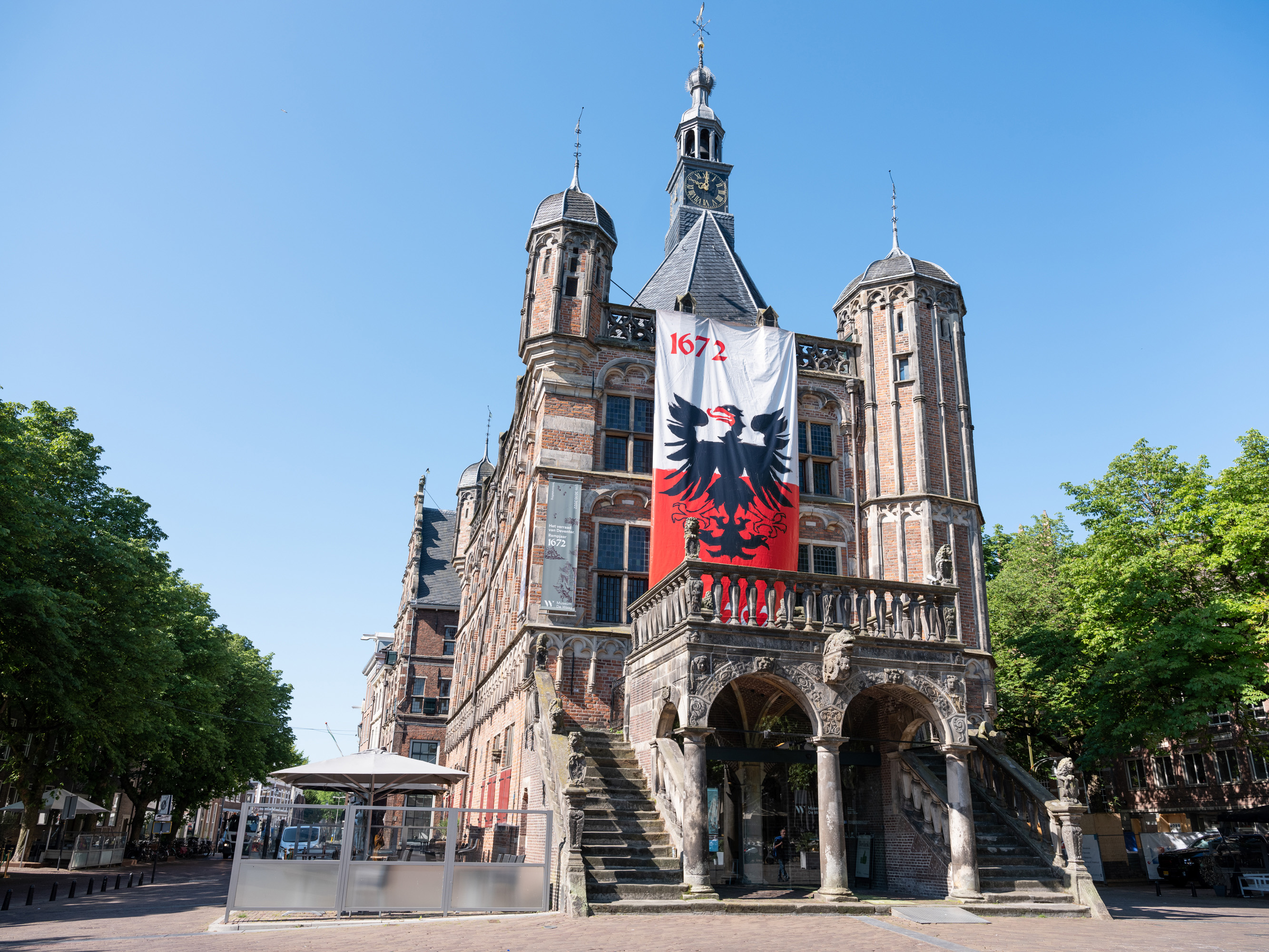 Museum De Waag bedekt door gigantische vlag